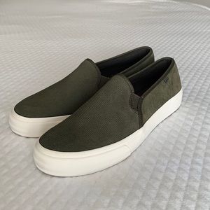 Keds Slip On Sneakers w/ Dream Foam, size 9, forest green